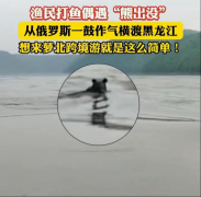 林芝巴松措仍山环抱